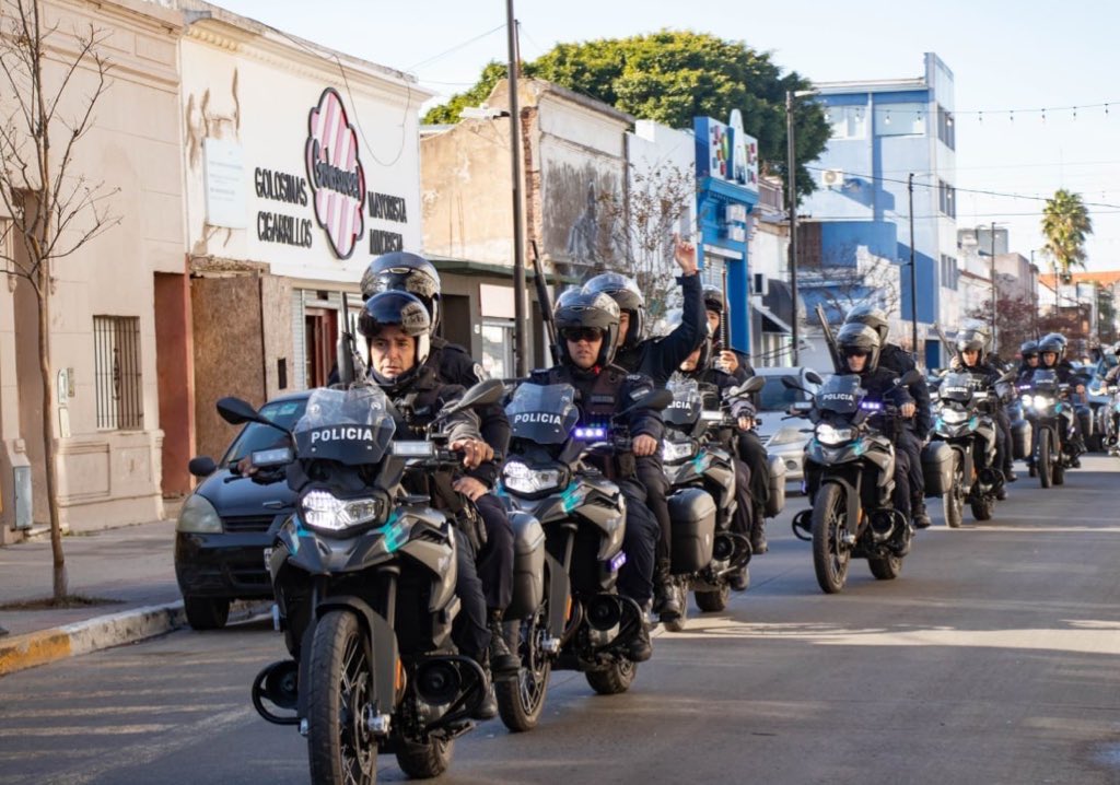 👮‍♀️Nuevas unidades para la Policía El Gobierno de la Provincia, mediante su Ministerio de Seguridad, hizo entrega de 10 nuevas motos para la Policía de Ensenada.🏍️ ✅ Estas unidades forman parte del suministro de equipamiento a los Municipios para mejorar la capacidad operativa