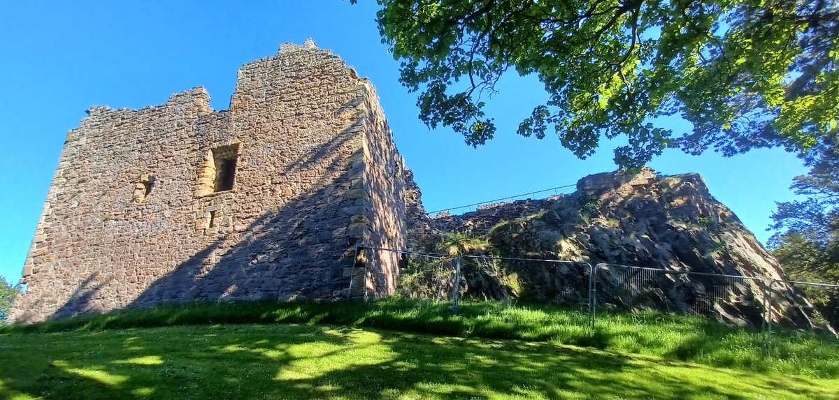 Dirleton Castle, East Lothian (Scotland) was like Spain this evening! Scorchio! #DirletonCastle #ScottishCastles