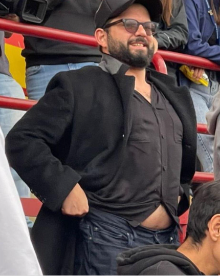solo_gemma's tweet photo. Sigan trabajando, hay q pagarle el sueldo a este vago CDSM @GabrielBoric , q no quiso ir a trabajar a La Moneda por las lluvias, mientras cientos d compatriotas #ViñaDeMar sufren bajo una carpa!! #BoricTravestiPolítico #BoricNoSeLaPuede https://t.co/xDT4WHLVMW