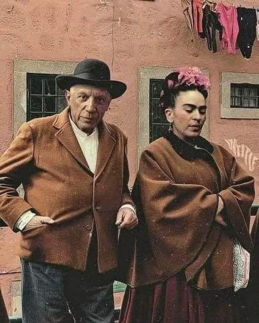 Pablo Picasso und Frida Kahlo lernten sich 1939 in Paris kennen, als Frida von André Breton eingeladen wurde, ihre Werke auszustellen und andere Künstlern kennenzulernen.