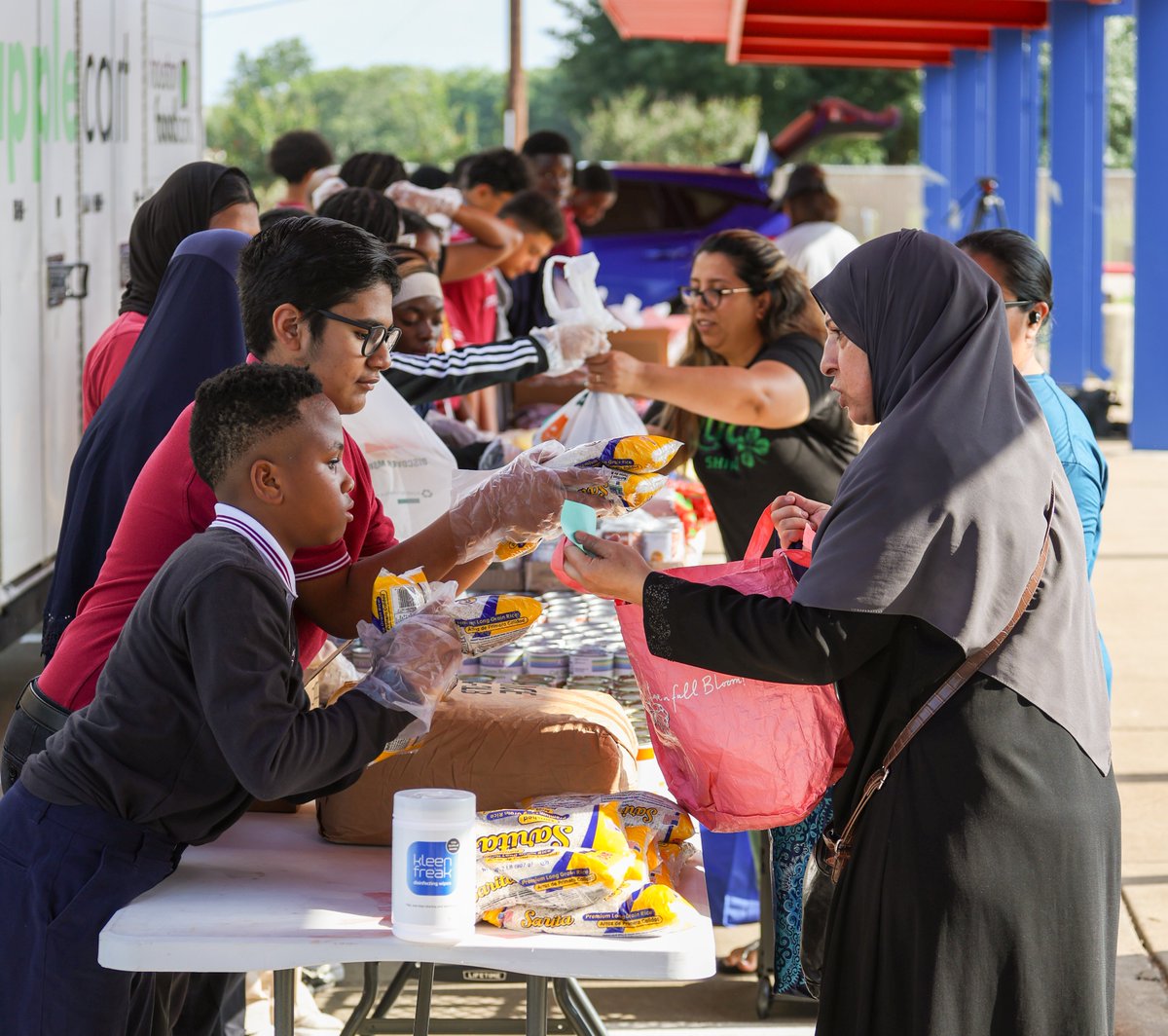 Harmony School of Excellence - Sugar Land teamed up with the @HoustonFoodBank to distribute food to those in need today.