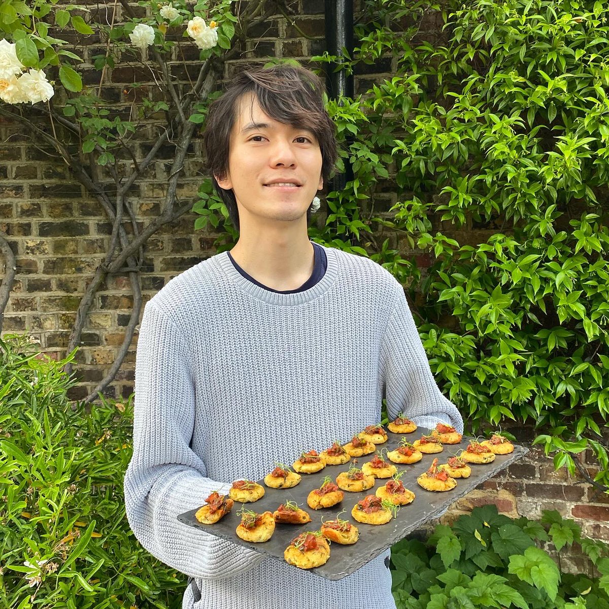 Kickstart your next event with some of our gorgeous canapés😋

From spiced crab cakes to chicken skewers with curry mayo, we have something for everyone to enjoy!

@youngspubs #greenwich_uk #canapes #privateevent #eventspace #fingerfood #fingerfoodideas