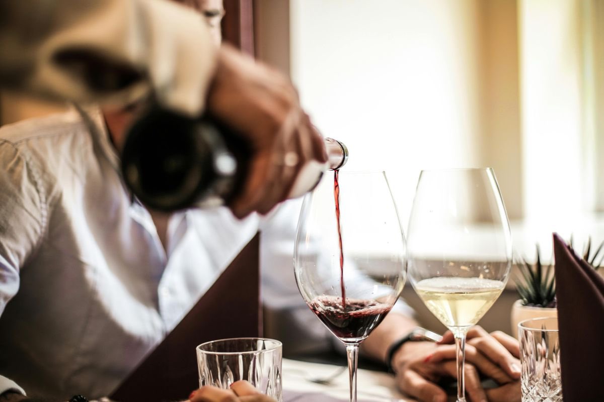 #Francia e #Italia dominano il #mercato del #vino, ma #Oltralpe vincono in #valore e Paesi-chiave. Analisi #Osservatorio #WineMonitor @nomismaustampa: i #vinifrancesi per l’#export 2023 viaggiano a 11,9 #miliardi di euro contro i 7,7 del Belpaese, winenews.it/it/francia-e-i…
