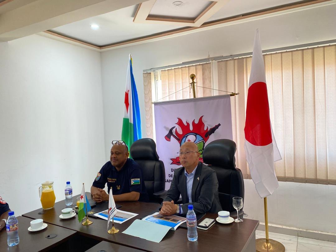amb_japon_dj's tweet photo. Grand plaisir d’avoir été reçu par le Directeur National de la Protection Civile, le Colonel Mahamoud Moussa Mahamoud. Le Japon soutient les sapeurs-pompiers djiboutiens en leur fournissant les engins et d’autres équipements.

#Djibouti🇩🇯 #Japon🇯🇵 #SapeursPompiers #DNPC https://t.co/SxBxm4aSXs