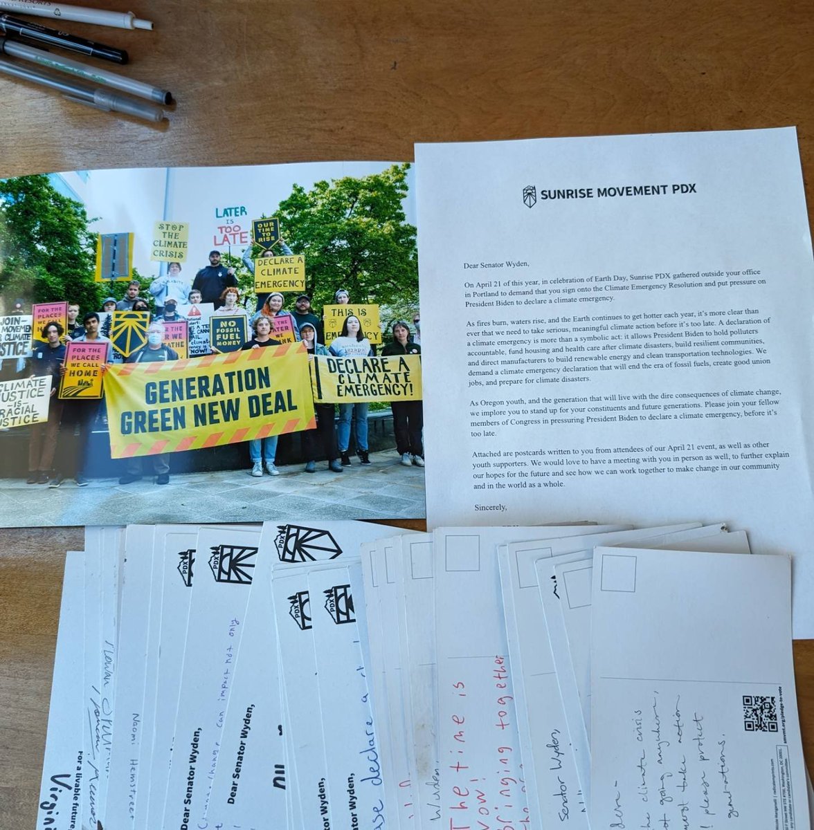 Signed, sealed, and delivered 📫 Just in case <a href="/RonWyden/">Ron Wyden</a> missed our teach-in outside of his office last month, we've mailed him a photograph of the action and postcards from our hub members calling for him to support a climate emergency declaration.