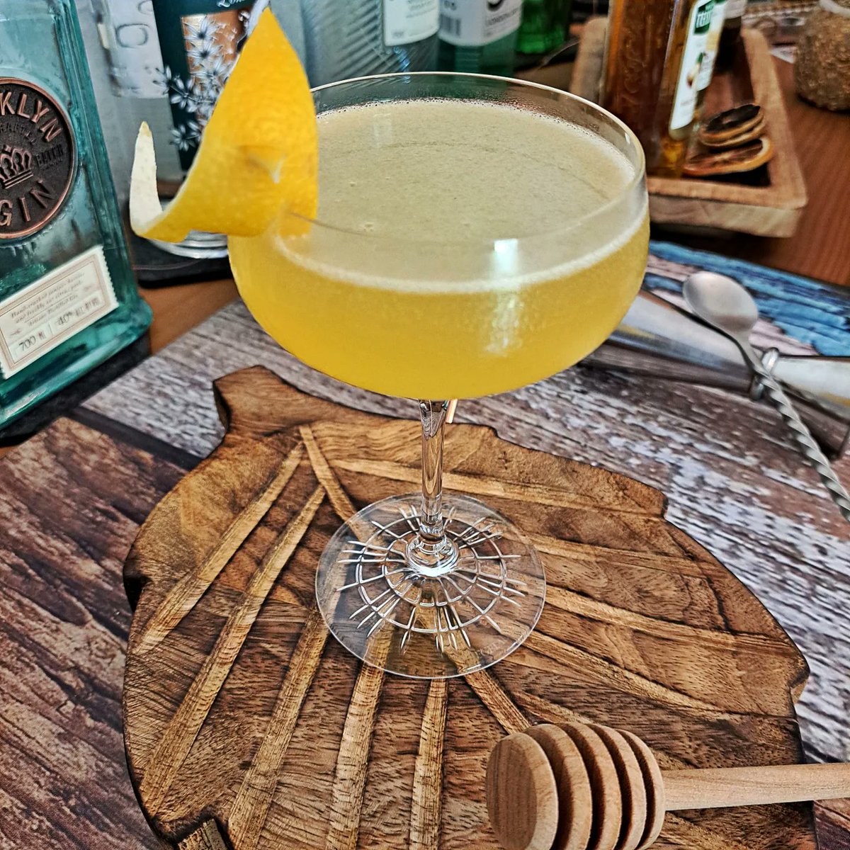MyDailyGin's tweet photo. The Bee's Knees 
🍸
Zutaten:
• 7 cl Gin
• 2,25 cl frischer Zitronensaft
• 1, 25 cl Runny Honey
• 1 cl frischer Orangensaft https://t.co/wKF0pmHltV
