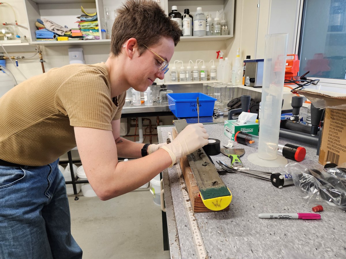 SWAIS2C's tweet image. Analysis of our 1st season&apos;s cores has begun!

SWAIS2C core workshop offers the first glimpse of sediment from below the Ross Ice Shelf. 

Find out more: swais2c.aq/reports-from-t…

#SWAIS2C #Antarctica #HowMuchHowFast