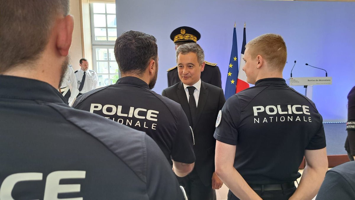 #Rouen | 4 policiers de la #PoliceNationale et 6 pompiers se sont vus remettre la médaille de la sécurité intérieure aujourd’hui par le ministre @GDarmanin. Une distinction qui vient saluer leur action rapide lors de l’attaque de la synagogue. #Protéger, le plus beau des métiers.