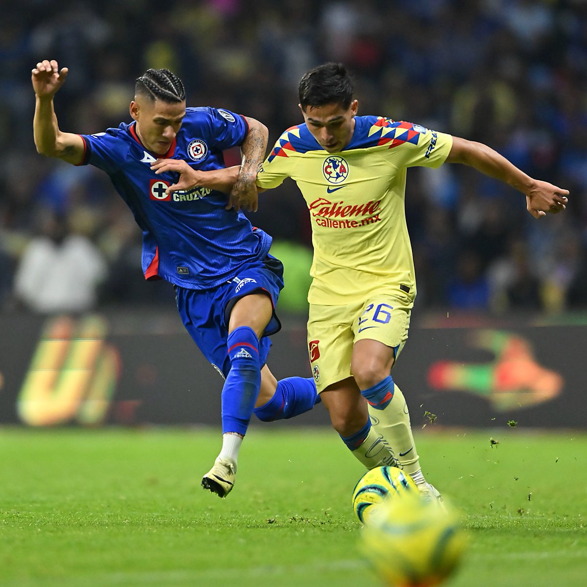 ¡Revive el duelo entre @ClubAmerica y @CruzAzul 😎! En la Jornada 8 del torneo se enfrentaron en el Azteca... ¿Quién se quedará con el título 🏆? 📹youtube.com/watch?v=9hrnvk…