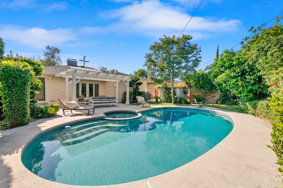 MatthewGruskin's tweet image. Just Listed // 5844 Ranchito Ave #VanNuys Offered at $1,595,000

Presenting a stunning Mid-Century Modern estate on the market for the 1st time in over 50yrs. Offered at an exceptional value, seize the opportunity to own this unparalleled estate!

Represented by @MatthewGruskin