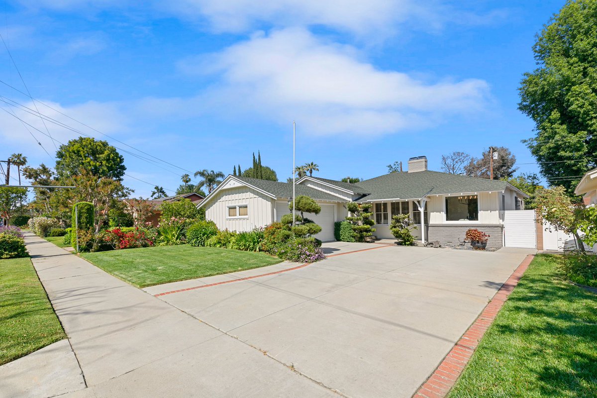 MatthewGruskin's tweet image. Just Listed // 5844 Ranchito Ave #VanNuys Offered at $1,595,000

Presenting a stunning Mid-Century Modern estate on the market for the 1st time in over 50yrs. Offered at an exceptional value, seize the opportunity to own this unparalleled estate!

Represented by @MatthewGruskin