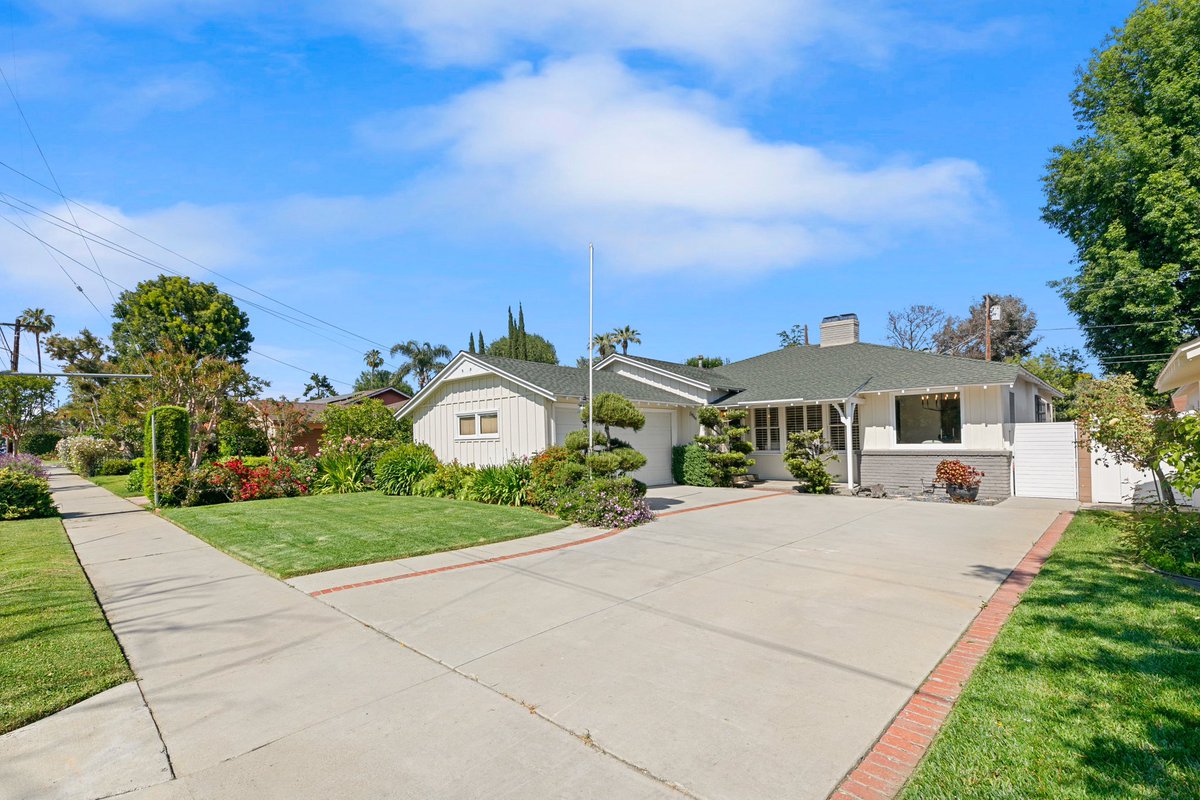 Just Listed // 5844 Ranchito Ave #VanNuys Offered at $1,595,000 Presenting a stunning Mid-Century Modern estate on the market for the 1st time in over 50yrs. Offered at an exceptional value, seize the opportunity to own this unparalleled estate! Represented by @MatthewGruskin