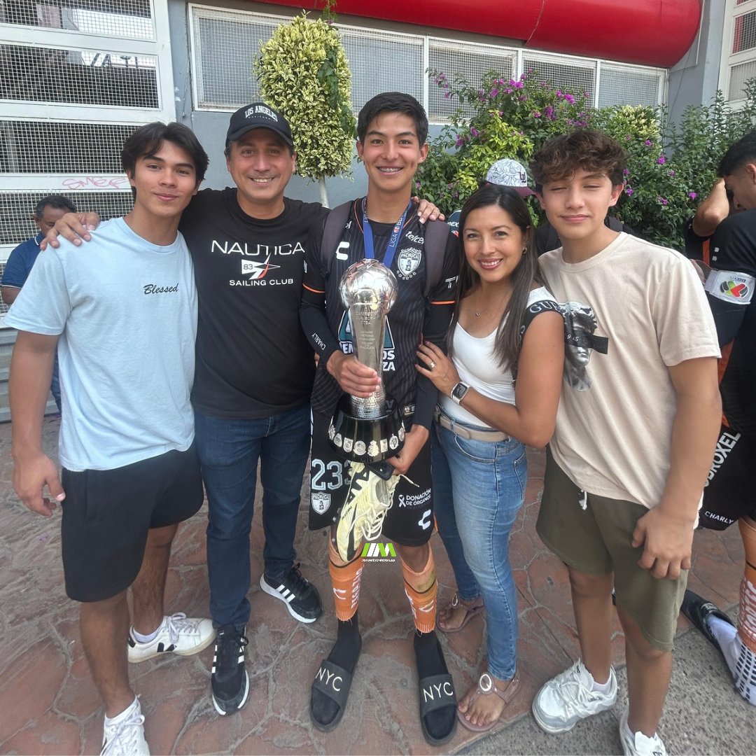 #ORGULLOCAMPECHANO MAURICIO CABAÑAS FESTEJA EL TRIUNFO ⚽🏆

El campechano fichado por los tuzos del Pachuca celebró juntó a su familia el campeonato de la #sub23

Felicidades a este gran atleta Pódium 🏅
#MauricioMorales #tuzosdelpachuca