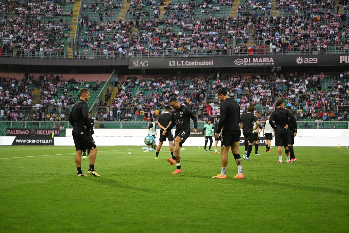 Palermofficial's tweet photo. DAI RAGAZZI! 🔥
#PalVen | #siamoaquile 🦅 https://t.co/5wgUGAlvkt