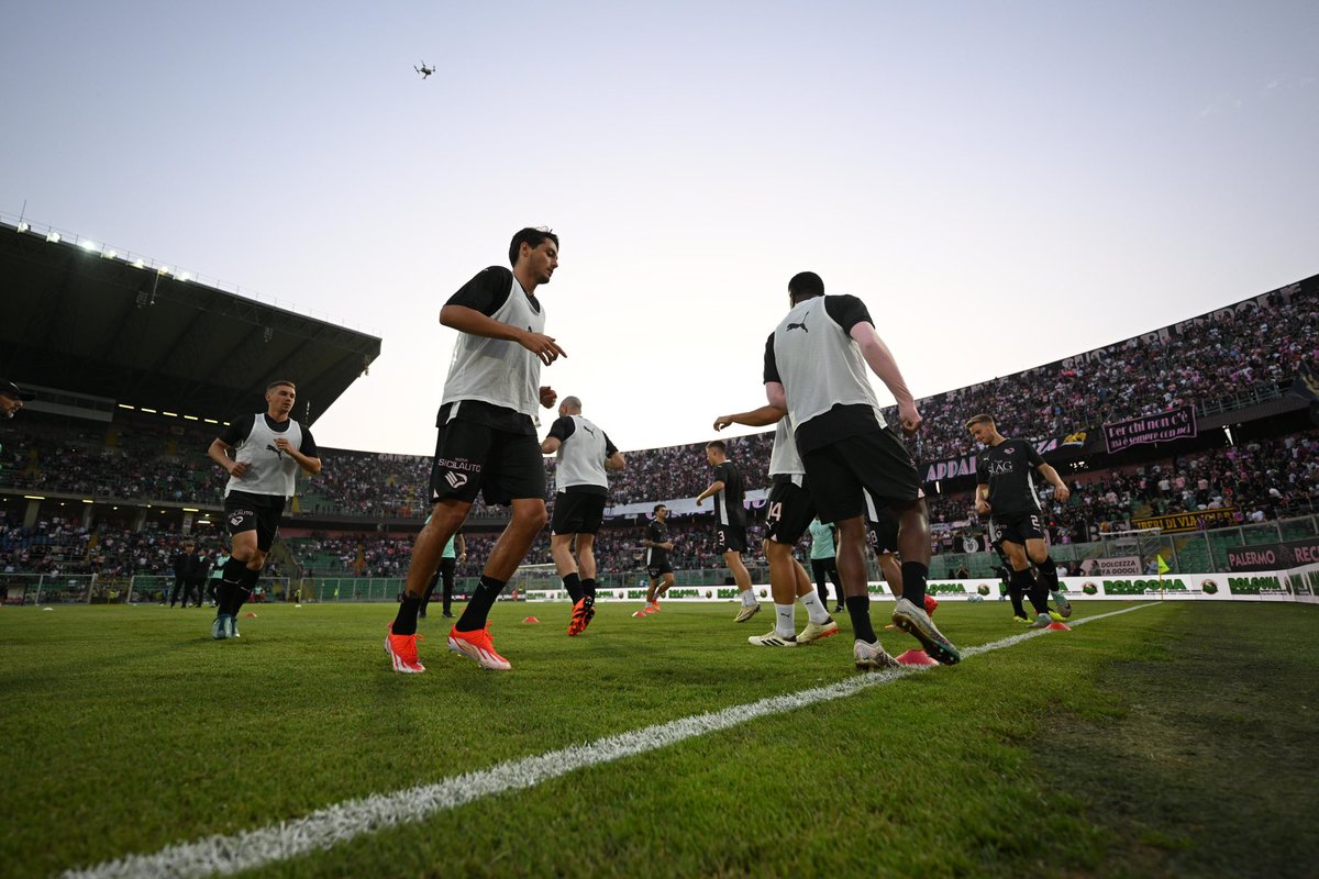 Palermofficial's tweet photo. DAI RAGAZZI! 🔥
#PalVen | #siamoaquile 🦅 https://t.co/5wgUGAlvkt