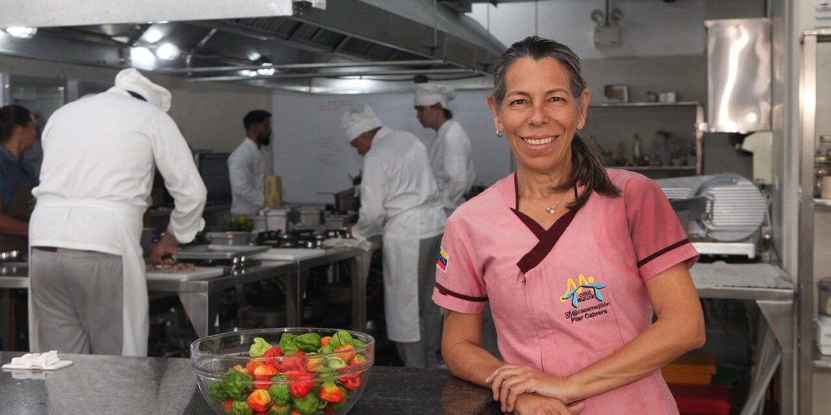 #UcabistasExitosos🔰 | Pilar Cabrera, una chef que innova en la cocina desde las tradiciones. Egresada de @comsocialucab en 1991, ha centrado su carrera en el mundo culinario. En 2021 fue galardonada por la @AVGorgVE como Mejor Chef📎goo.su/6iss3H