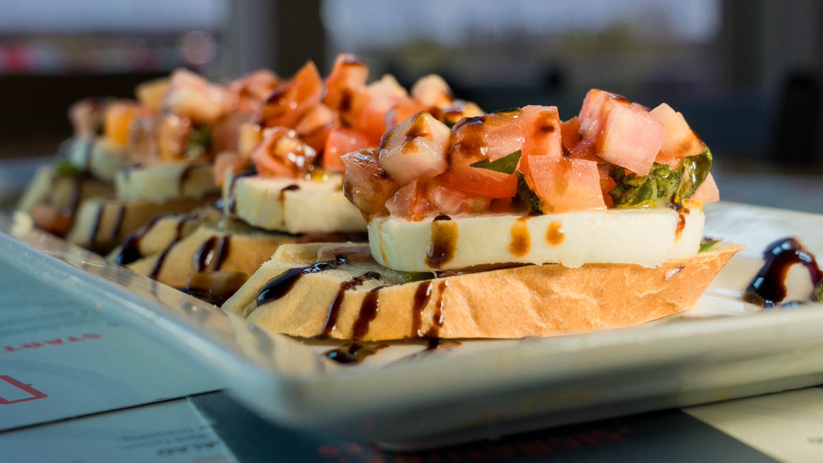 hurrdatsportbar's tweet image. Our bruschetta and live music Fridays go hand in hand 😏

#HDSB