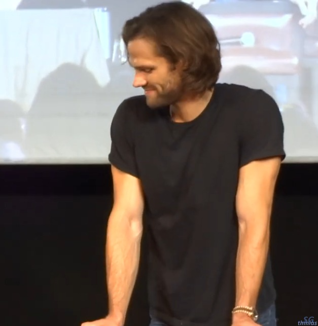 Itoolikepumpkin's tweet photo. Just a man in a black T-shirt, that's all 😍😍😍 https://t.co/b08QbFdcDG