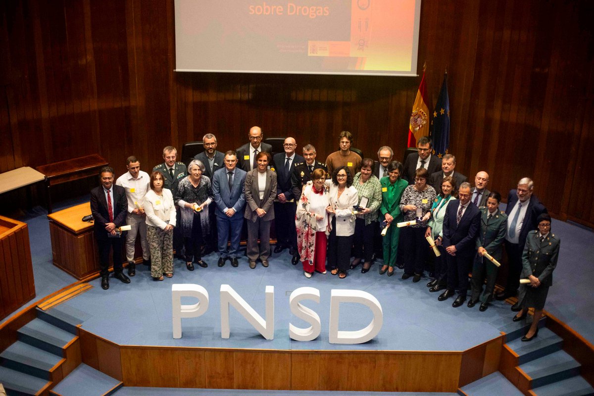 Asfedro's tweet photo. Asfedro ven de recoller hoxe a "Medalla de la Cruz Blanca a la Orden al Mérito" do @PNSDgob.
Grazas ao @sanidadgob,á Subdelegación do goberno,e ao @PNSDgob por esta honra. Noraboa a todos os galardonados;en especial,á  @AsocErguete,polo seu valioso traballo ao longo da súa hª. https://t.co/VnTZEtPEYx