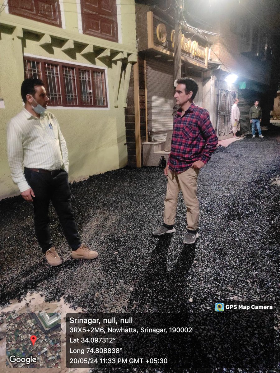 The Joint Commissioner Works alongwith Executive Engineer, City Roads Division SMC inspects ongoing macdamisation work of internal lanes of Nowhatta Area. #Downtown #SrinagarCity @OfficeOfLGJandK @JKHUDD1 @DivComKash @owais_ias @diprjk @ddnewsSrinagar @SMC_24x7 @works_smc