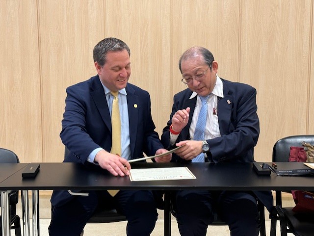 ASNC President Lawrence Phillips, MD, FASNC & Japanese Society of Nuclear Cardiology President Nobuo Iguchi, sign an agreement to partner together to: 💥promote cooperation, 💥support #cvnuc professionals & CME, 💥collaborate on scientific, teaching, outreach, & edu activities.