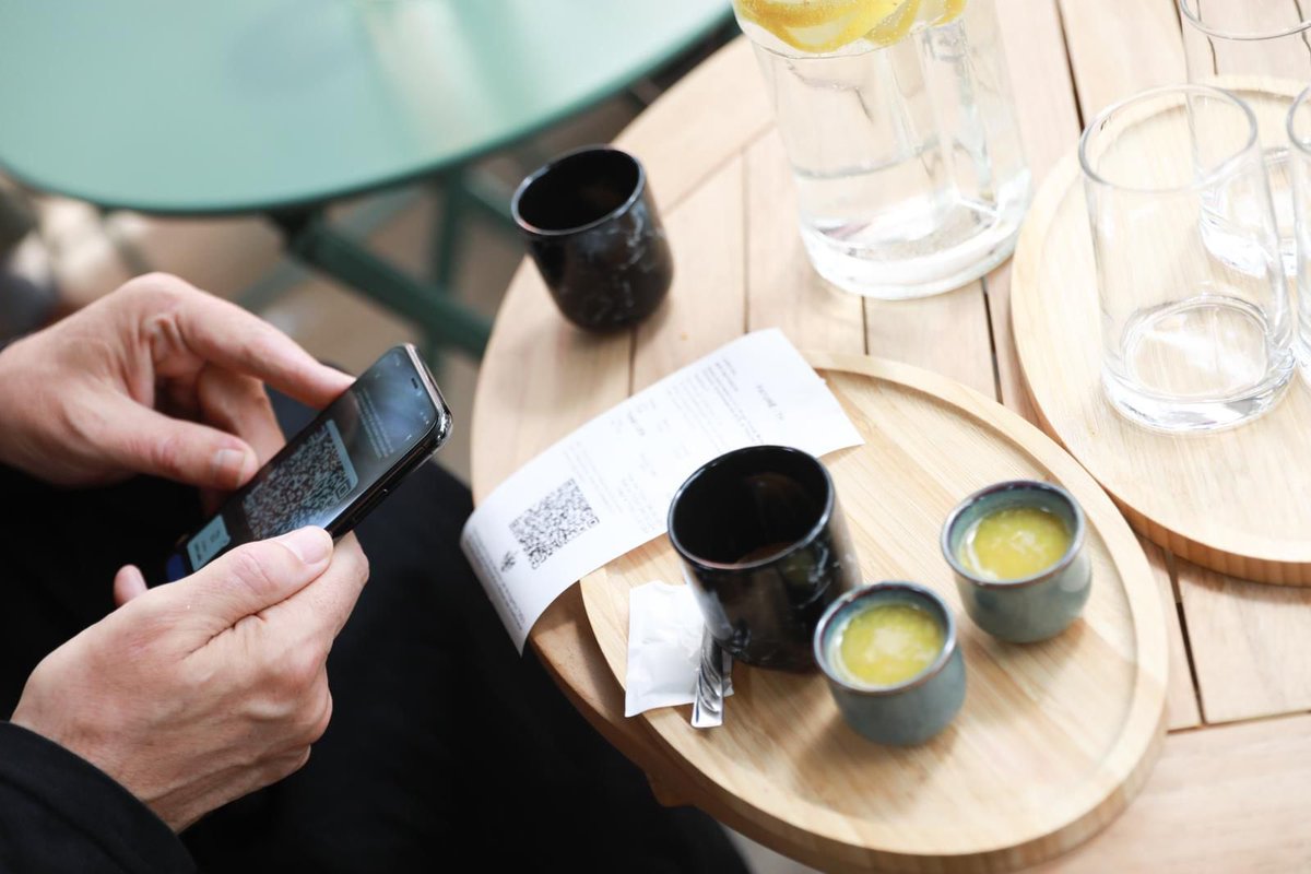 👉🏻Sot me Kryeministrin <a href="/ediramaal/">Edi Rama</a> testuam pagesën elektronike në një prej bizneseve të 📍njësisë nr.5 në Tiranë.
Përmes Projektit Pilot të Pagesave të Shpejta 📲do të kalojmë në një metodë të modernizuar të pagesave, nga fatura e kafes e deri te pagesat utilitare si dritat, uji,