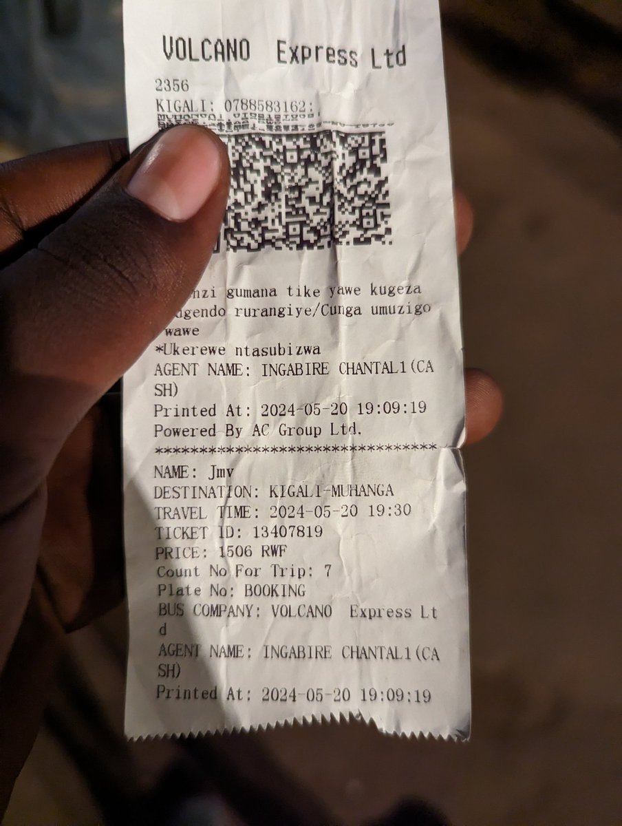CAGUWA_2's tweet photo. Mfite ticket ya 7: 30 PM muri Volcano ariko iyi tweet nyipostinze 8: 35 PM nta modoka iraza ngo idutwure. 😭 

Mpagaze Nyabugogo isaha yose imodoka bampaye itaraza💔 Mbega service mbi cyane @VolcanoLtd mwigaye kandi iyi service mbi mwayigize akamenyero @RURA_RWANDA babyiteho 🙏 https://t.co/KNC7t8vawM