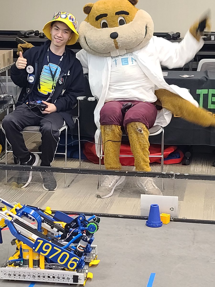 HighTechKidsMN's tweet photo. We had a great time at the Northside STEM Alliance STEM Fest Event on Saturday at @Target Corporate Campus. Goldy had a blast driving some FTC robots along with Potential Energy, Code Blooded and MetalMorphosis. #mnfll #mnftc https://t.co/nlwhQjy2YM
