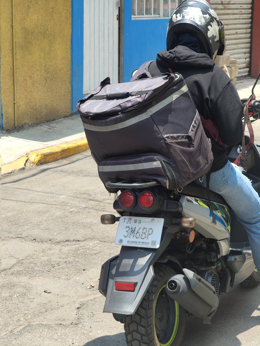 ArYeih366's tweet photo. @AmazonHelp No recibí el paquete y aún así lo marco como entregado. Es la misma persona que me entrego paquetes incorrectos no se cómo cambia las etiquetas. Necesito de su ayuda. ¿Cómo es que tienen a estás personas trabajando para ustedes? Que vergüenza. https://t.co/P59Yd2HoLq
