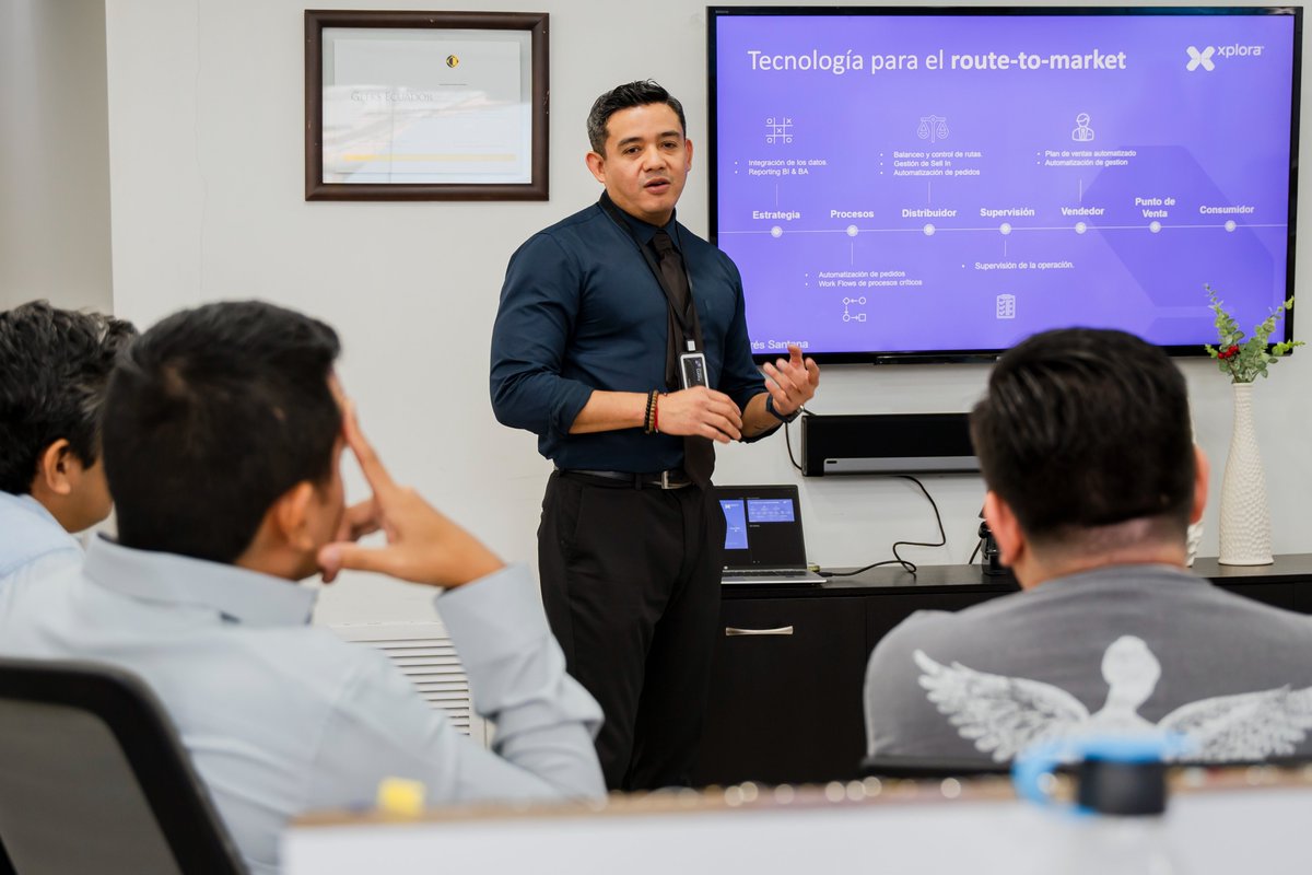 GeeksEC's tweet image. Nuestro equipo Geeks fortaleció sus habilidades en trade marketing con una capacitación intensiva junto a  Andrés Santana @r9_andresito. 🔥¡Estamos emocionados de implementar nuevas estrategias y ofrecer aún más valor a nuestros clientes! 📈

#GeeksEc #TradeMarketing