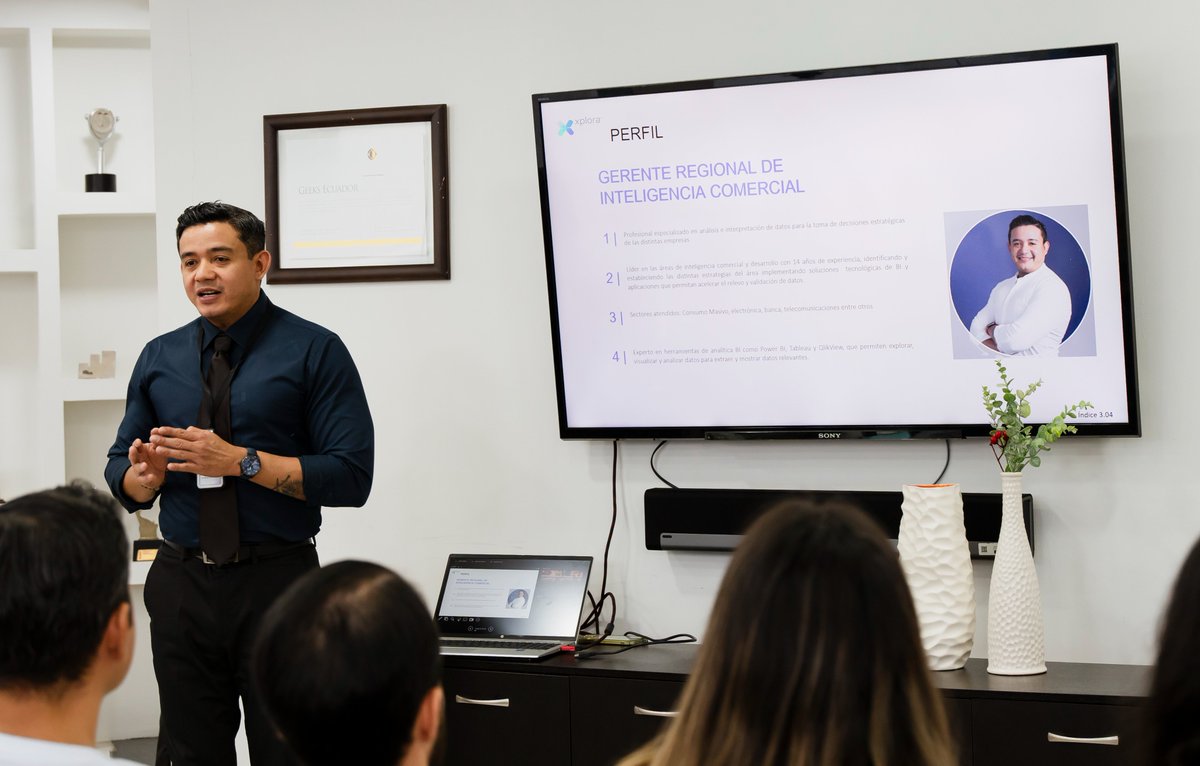 GeeksEC's tweet image. Nuestro equipo Geeks fortaleció sus habilidades en trade marketing con una capacitación intensiva junto a  Andrés Santana @r9_andresito. 🔥¡Estamos emocionados de implementar nuevas estrategias y ofrecer aún más valor a nuestros clientes! 📈

#GeeksEc #TradeMarketing