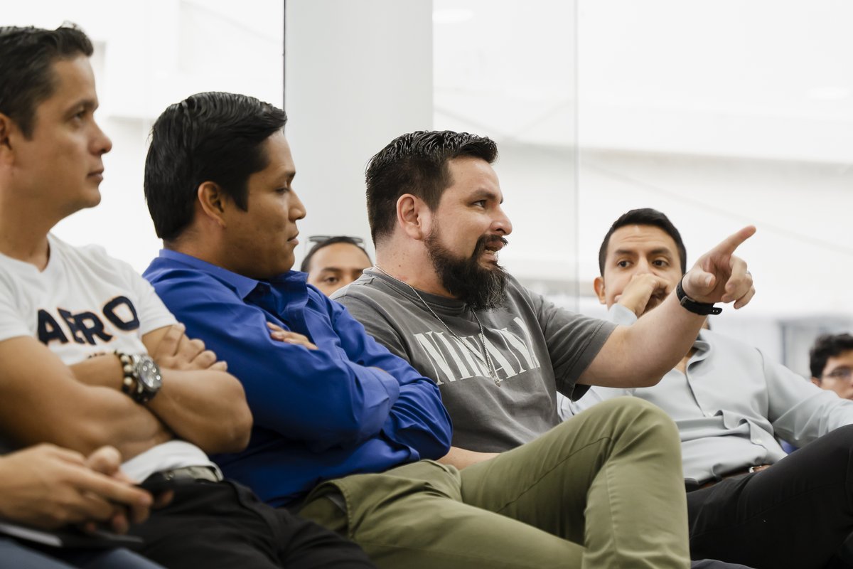 GeeksEC's tweet image. Nuestro equipo Geeks fortaleció sus habilidades en trade marketing con una capacitación intensiva junto a  Andrés Santana @r9_andresito. 🔥¡Estamos emocionados de implementar nuevas estrategias y ofrecer aún más valor a nuestros clientes! 📈

#GeeksEc #TradeMarketing