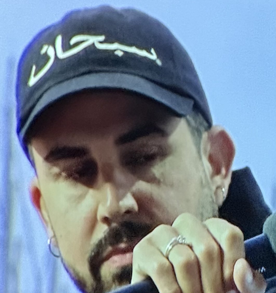 Que signifie la casquette d’Artus sur France5 ? « Gloire à Lui » en arabe ?