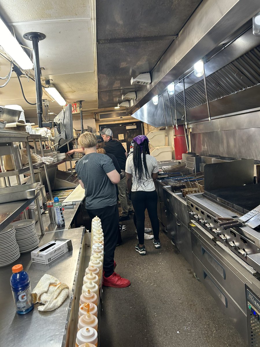 ProgramElevate's tweet image. We were so grateful to get to spend the afternoon at Big Kahuna Wings! What a great experience for the Elevate students to learn and grow!