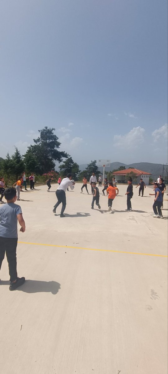 GurleyikJ's tweet photo. İlçe şube müdürümüz Ersal Avcı eşliğinde okulumuzda Geleneksel Çocuk Oyunları Yüzyüze 100 Çocuk Oyunu etkinliği düzenlendi, hep beraber çocuklar gibi eğlendik.@mutluaydn81 @tabe @DlmMem @emrecay55 @mugla_mem @tcmeb https://t.co/yZhVx4ohC1