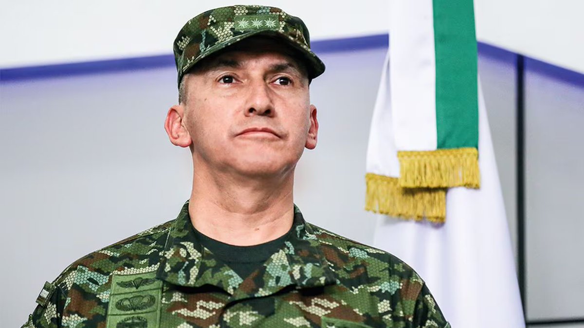 🇨🇴🗣️ | El presidente colombiano, #GustavoPetro, destituyó este lunes al comandante del Ejército, general Luis Mauricio Ospina, en medio de la crisis de seguridad que vive el suroeste del país, donde varios ataques perpetrados hoy han dejado dos muertos y ocho heridos. ▶️ El