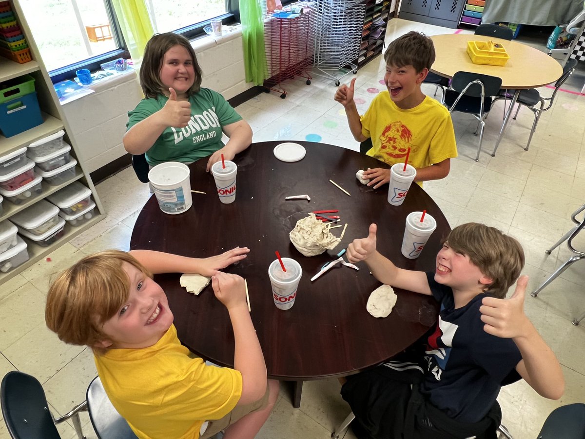 “Molding”Minds and Having Good Times! Art Party Prize from the Bear Walk. Miss Morgan and friends are molding and painting clay. #Bearwalk #funprizes @DCS_TN @Desbears