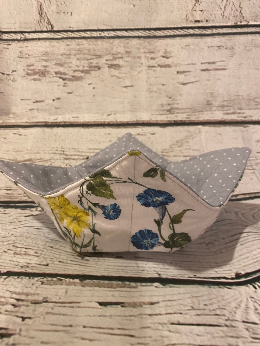 Microwave Bowl cozy, reversible Floral bowl cozy, Christmas gifts, gift ideas, soup bowl cozy, gifts for Mom tuppu.net/2650420e #FathersDay #Handmadegifts #GiftsforMom #KingdomWorkshop #MemorialDay #July4th #MothersDay #giftsunder10 #HolidayBowlCozy