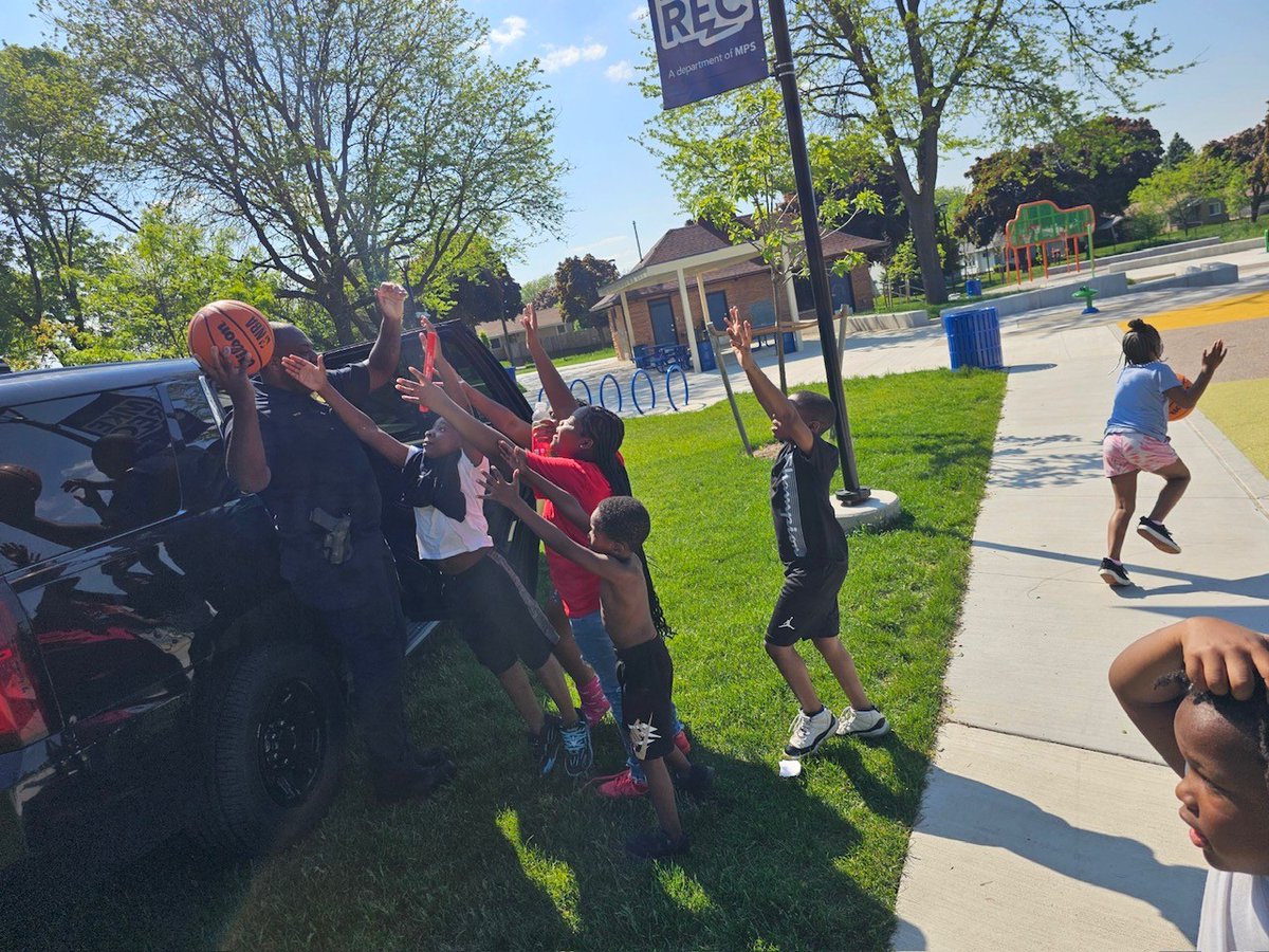 #MKEPD #MPDDistrict4 Lieutenant Taylor and Officer Janotta out in the #MKECommunity this weekend shooting some hoops 🏀with #MKEYouth. #CommunityEngagement helping to keep #MKEStrong 🚔💙