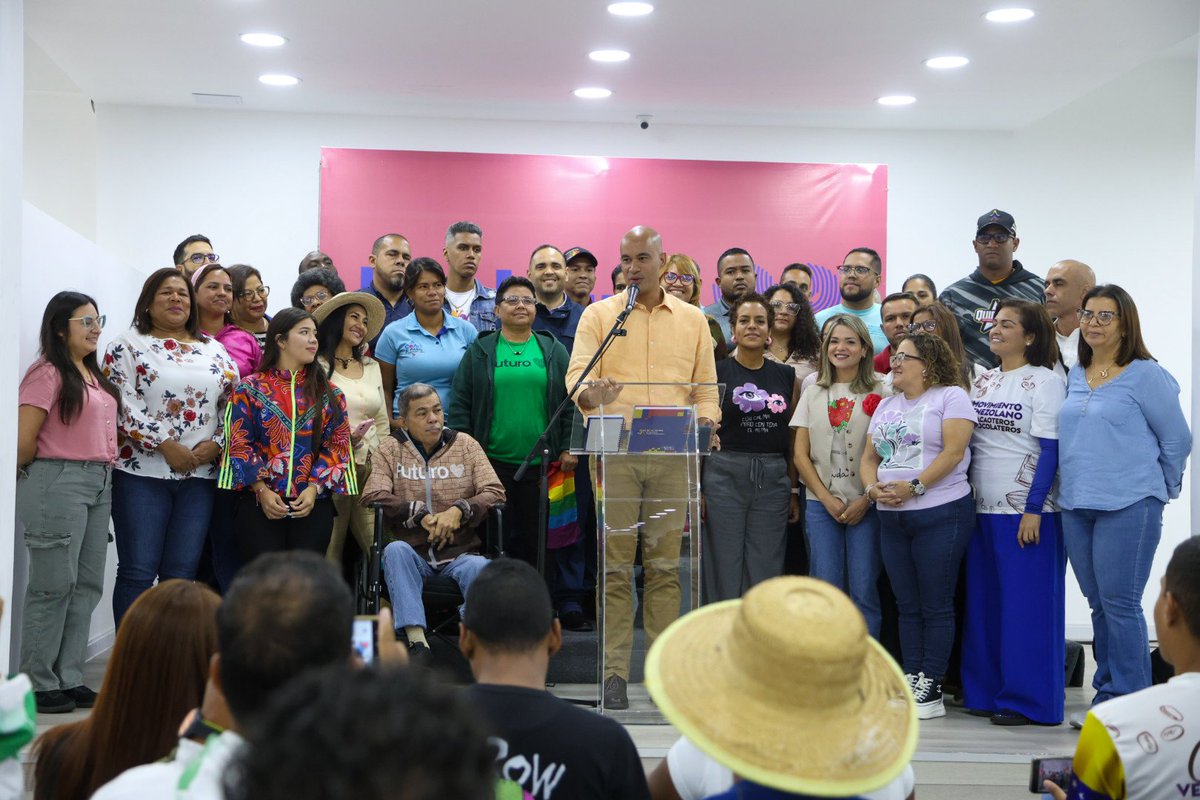 En Movimiento Futuro nos enorgullece anunciar que tenemos ya el 100 % de los equipos promotores estadales a nivel nacional y ahora vamos a la conformación de todos los equipos municipales y comunales.

¡Nos movemos por Venezuela! 🇻🇪