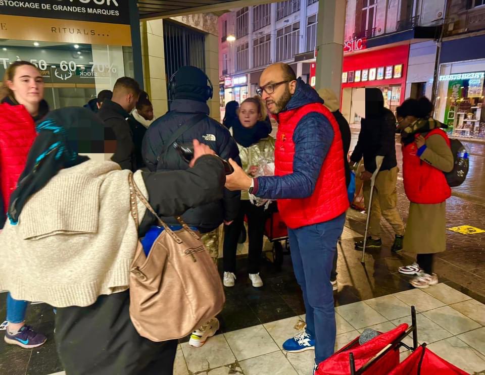 ElhossainAms's tweet photo. ❤️Au fil du temps, les barrières se dissipent et une relation s'épanouit avec nos amis de la rue.

🌟Cette atmosphère de confiance nous aide à comprendre les besoins, un logement, un soutien pour la réintégration, afin d'encourager ceux qui le désirent à retrouver leur autonomie https://t.co/KD7cBUbfvy