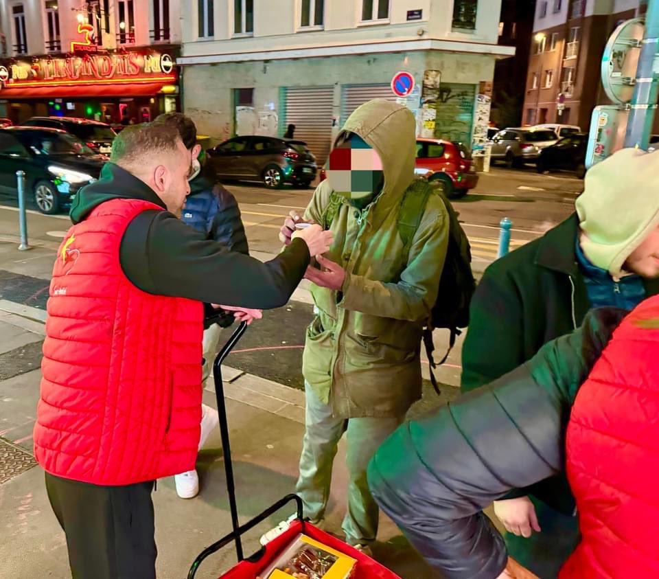 ElhossainAms's tweet photo. ❤️Au fil du temps, les barrières se dissipent et une relation s'épanouit avec nos amis de la rue.

🌟Cette atmosphère de confiance nous aide à comprendre les besoins, un logement, un soutien pour la réintégration, afin d'encourager ceux qui le désirent à retrouver leur autonomie https://t.co/KD7cBUbfvy