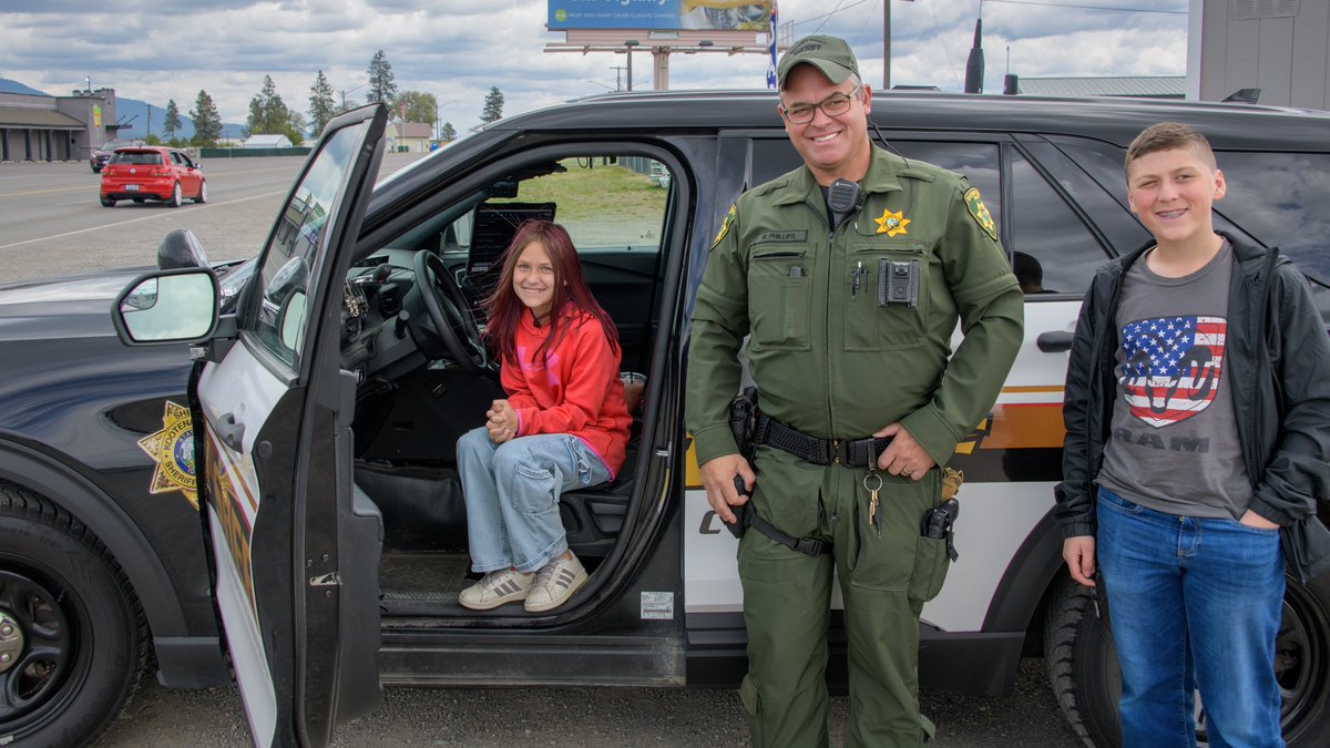 chingsemb's tweet image. We stooped and asked this deputy where a safe place to take a picture of the welcome to Idaho sign was and he told up there was none near us, he made my grandkids day by posing with them. Again thank you for the help and the picture