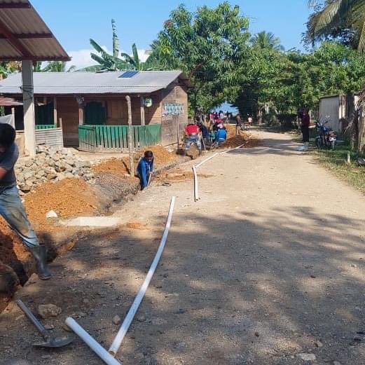 EL INFOM por medio de UNEPAR realiza la construcción Sistema de Agua Potable, Aldea Guaritas, Municipio el Estor, Departamento de Izabal se terminó la instalación de líneas de distribución de 7,410 m, para el beneficio de 670 habitantes.