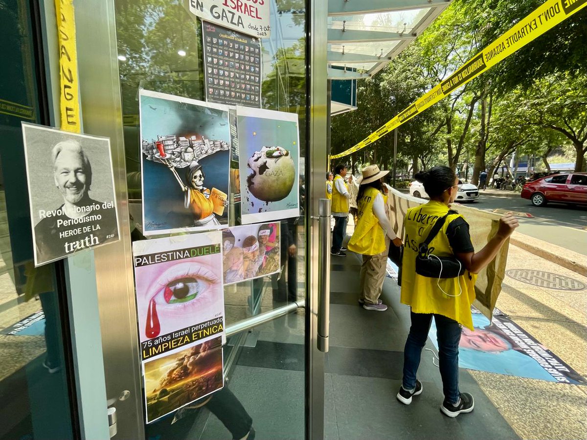 #DíaEnImágenes Integrantes del colectivo #24F Coalición Vida y Libertad #JulianAssange protestan frente a la embajada de Gran Bretaña, país donde el periodista se encuentra encarcelado y en espera de apelar su extradición a EU, en la Ciudad de México. Foto: Roberto García Ortiz