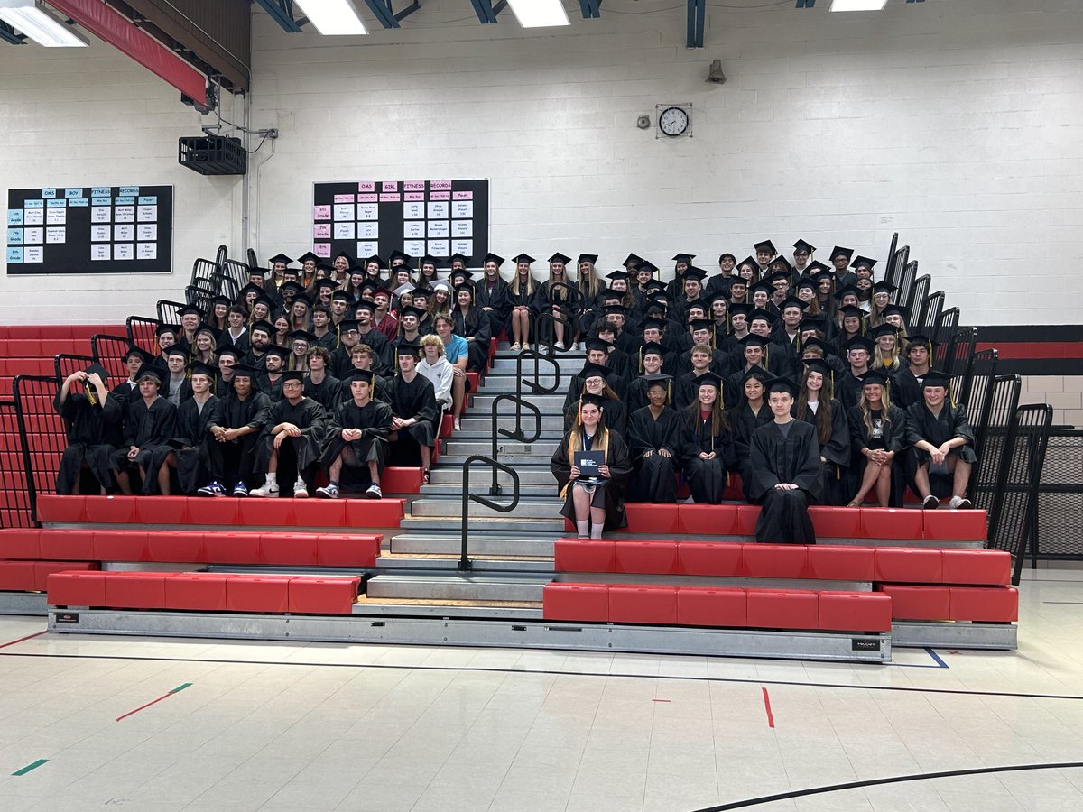 OakvilleMiddle's tweet photo. Walking the halls of OMS one last time. Congratulations class of 2024. Go out and do great things! #spartanstrong#msdr9 https://t.co/hFjrXbDlsH