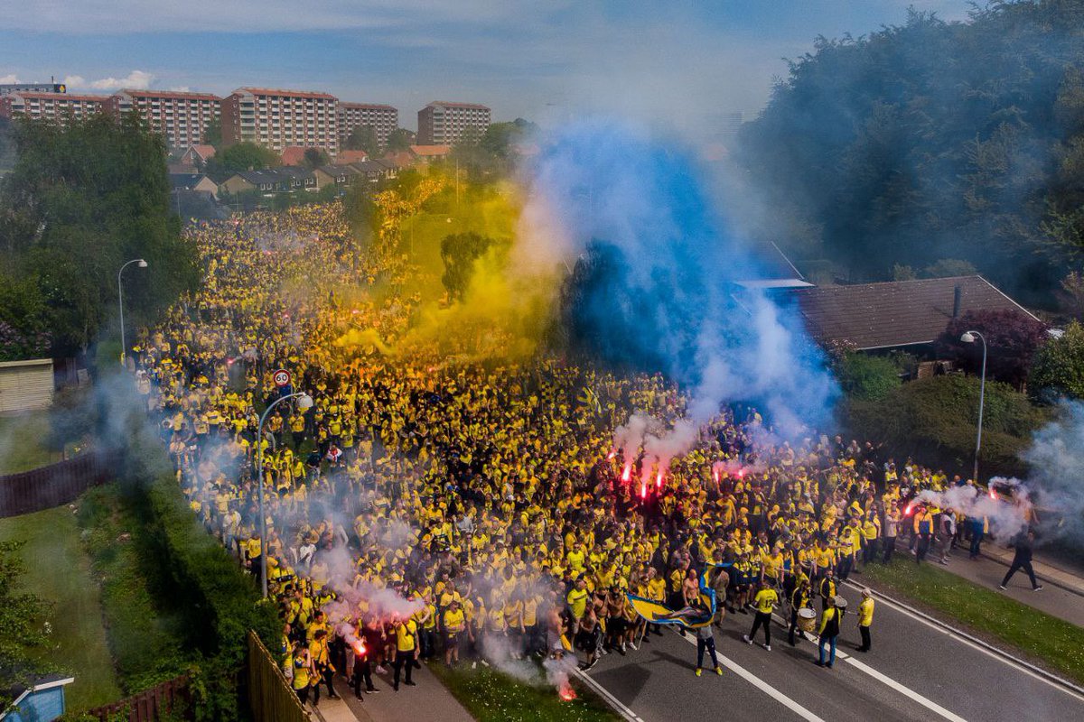 Venner. Det kan blive magisk på søndag. Alt er i vores hænder, og vi skal jagte med alt, vi har.
Klokken 12.00 er der march fra Brøndbyøster torv. Alle kommer i gult og med én fælles mission.
Vi ses søndag, Brøndby.