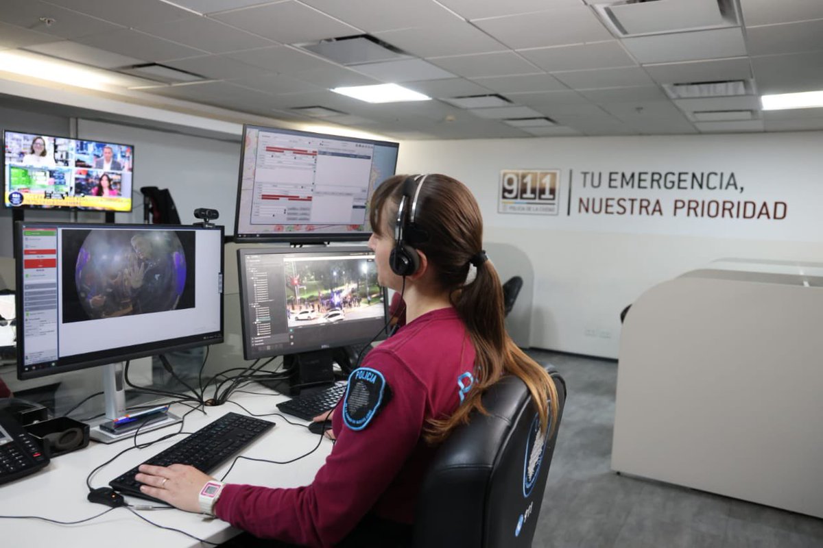 Seguimos sumando tecnología para prevenir delitos y asistir a los vecinos

Para continuar fortaleciendo la seguridad y el orden en la Ciudad, instalamos los primeros “Puntos Seguros” en plazas y parques. Los vecinos podrán informar de manera instantánea de cualquier incidente a