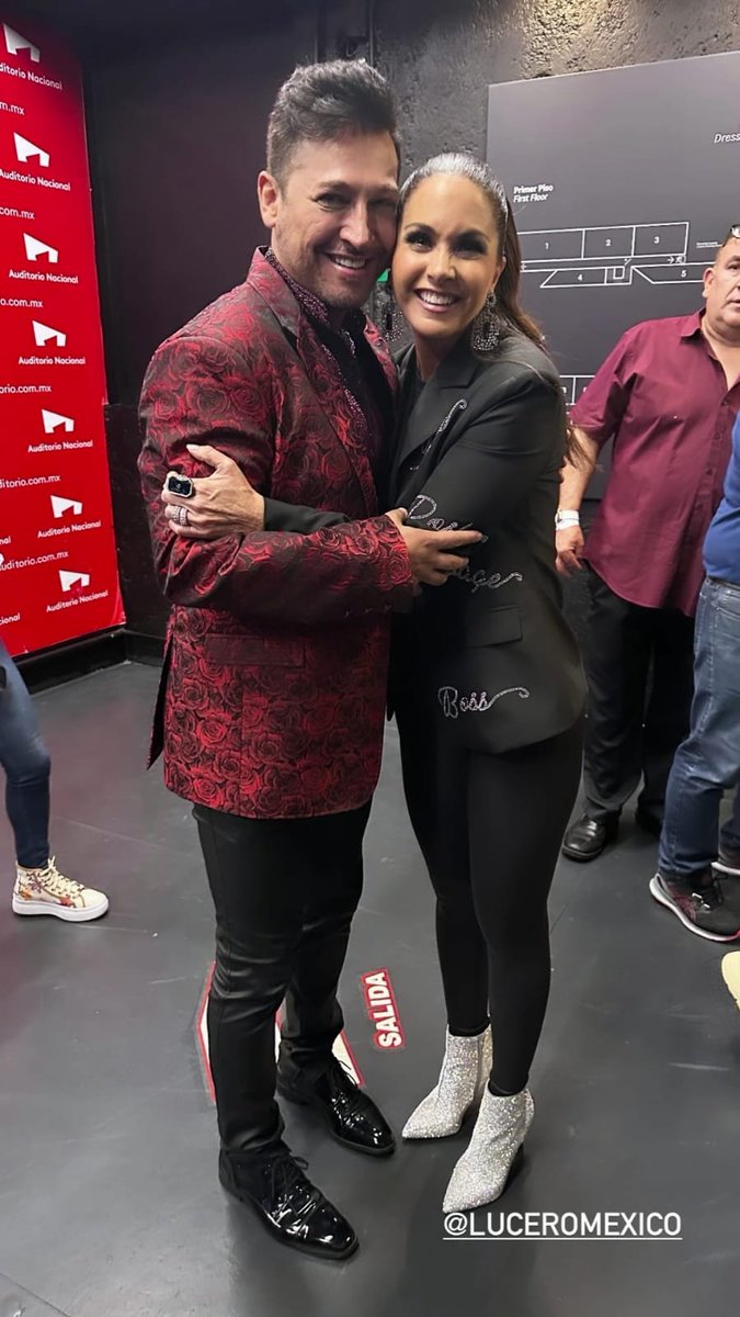 alfxne29's tweet photo. Vi esta foto y no pude evitar recordar cuando tenía como 5 años. Ellos dos eran mis ídolos de mi niñez @LuceroMexico y @pruizoficial. De Pablito Ruiz tengo aun el vinilo #UnAngel. Hasta la fecha sigo amando a Lucero. Me dio gusto ver esta foto de los dos. #Lucero #PabloRuiz https://t.co/fbNBGvcAwE