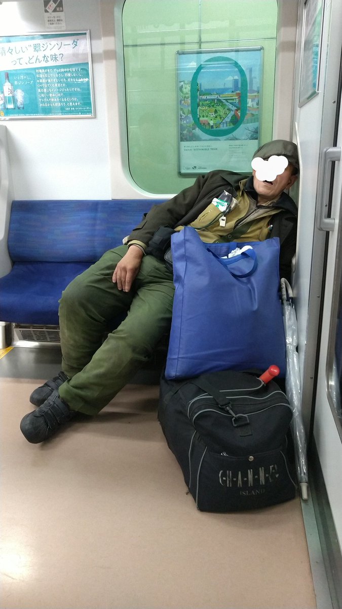 #京浜東北線 2024.5.21 朝から外国人迷惑で。ホームで寝てるし(具合悪い感じでない)、残念ながらゴミ捨て場みたいなにおいするし(笑)。お陰で通勤ラッシュにならない空間でしたが、下車後深呼吸でした(笑)。